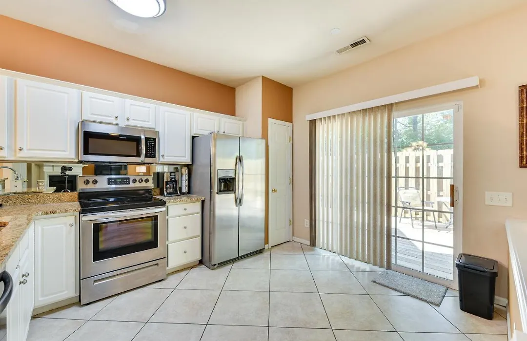 Charlotte Townhome W/ Deck: 18 Mi To Downtown!-1