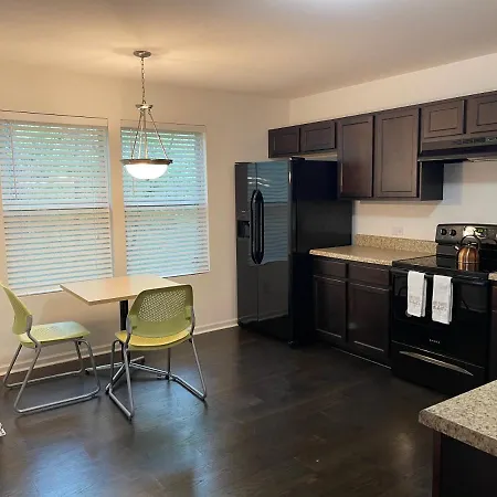 Spacious & Family Friendly 3Br | 10 Min To Uptown-2