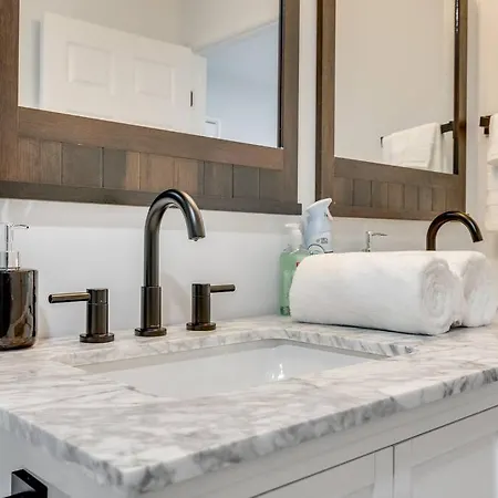 Spacious 2 Bdr Luxury Home Near Elevation Church-3